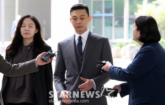 (서울=뉴스1) 김명섭 기자 = 마약 상습 투약 혐의로 불구속 기소된 배우 유아인(본명 엄홍식)이 16일 오후 서울 서초구 서울중앙지법에서 열린 4차 공판에 출석하고 있다. 2024.4.16/뉴스1 Copyright (C) 뉴스1. All rights reserved. 무단 전재 및 재배포, AI학습 이용 금지. /사진=(서울=뉴스1) 김명섭 기자