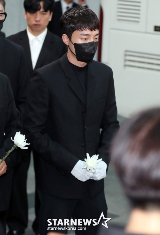 고 박보람의 발인이 17일 오전 6시 서울 송파구 아산병원 장례식장에서 진행된 가운데 동료 가수 로이킴이 함께 하고 있다. 2024.04.17