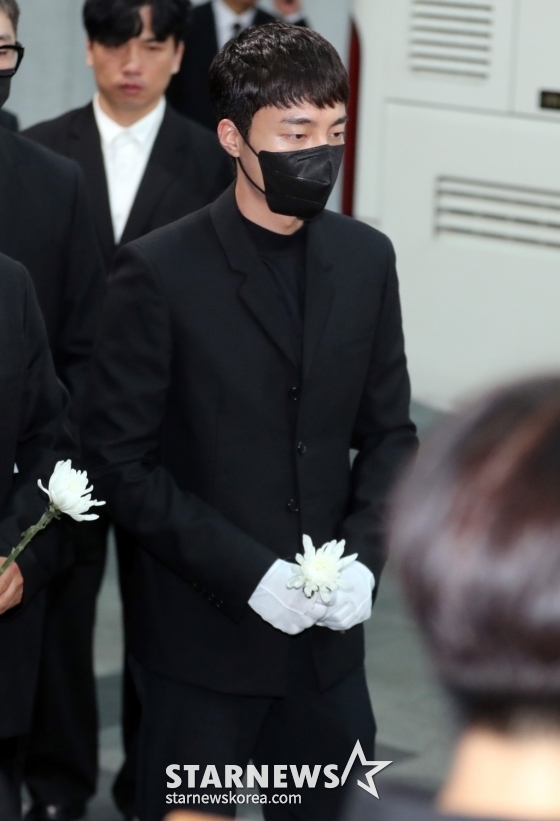 고 박보람의 발인이 17일 오전 6시 서울 송파구 아산병원 장례식장에서 진행된 가운데 동료 가수 로이킴이 함께 하고 있다. 2024.04.17
