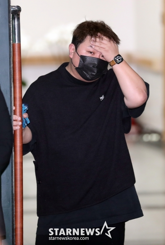 고 박보람의 발인이 17일 오전 6시 서울 송파구 아산병원 장례식장에서 진행된 가운데 동료 가수 허각이 슬퍼하고 있다. 2024.04.17