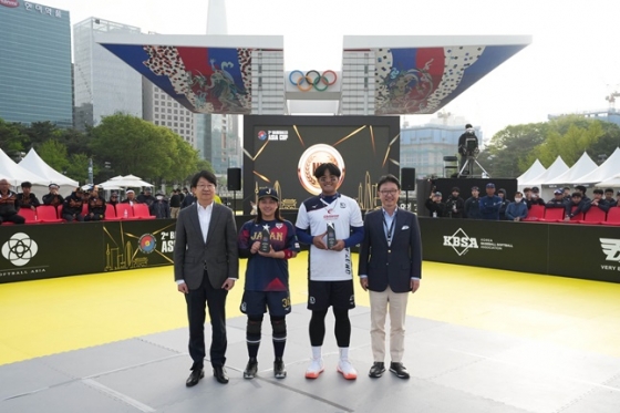 우승과 준우승을 차지한 일본과 대만 선수(가운데). 맨 오른쪽은 이종훈 대한야구소프트볼협회장. /사진=대한야구소프트볼협회