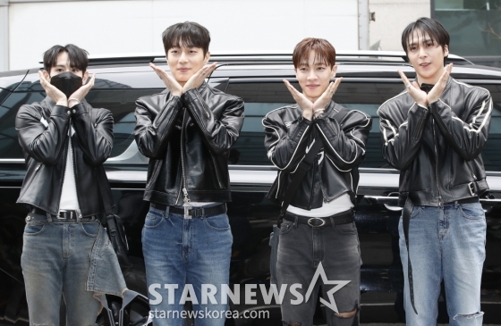 (서울=뉴스1) 권현진 기자 = 하이라이트 양요섭(왼쪽부터)과 윤두준, 이기광, 하이라이트가 '더 시즌즈-이효리의 레드카펫' 사전 녹화를 위해 12일 서울 영등포구 KBS에 도착해 인사를 하고 있다. 2024.3.12/뉴스1 Copyright (C) 뉴스1. All rights reserved. 무단 전재 및 재배포, AI학습 이용 금지. /사진=(서울=뉴스1) 권현진 기자