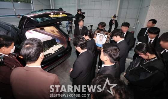 (서울=뉴스1) 김성진 기자 = 17일 오전 서울 송파구 서울아산병원 장례식장에서 ‘슈퍼스타K2’ 출신 가수 고(故) 박보람의 발인이 엄수되고 있다. 故 박보람은 지난 11일 오후 9시 55분께 지인들과 모임 중 화장실에서 쓰러진 상태로 발견돼 병원으로 옮겨졌으나 향년 30세의 나이로 숨졌다. 2024.4.17/뉴스1 Copyright (C) 뉴스1. All rights reserved. 무단 전재 및 재배포, AI학습 이용 금지. /사진=(서울=뉴스1) 김성진 기자
