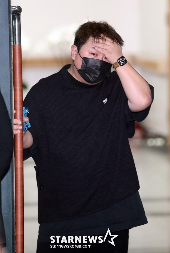 고 박보람의 발인이 17일 오전 6시 서울 송파구 아산병원 장례식장에서 진행된 가운데 동료 가수 허각이 슬퍼하고 있다. 2024.04.17