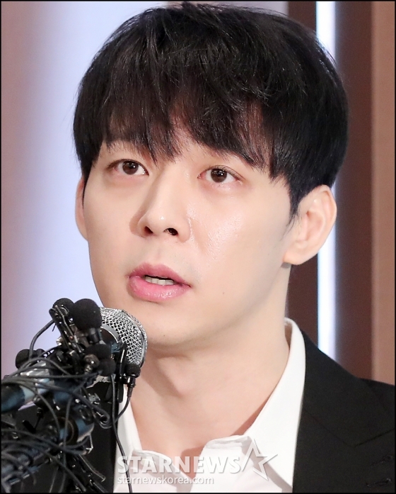 JYJ 박유천이 10일 오후 서울 중구 프레스센터에서 전 연인 황하나 마약 혐의 관련 '연예인 A씨'로 지목되고 있는 것에 대해 긴급 기자회견을 갖고 있다.