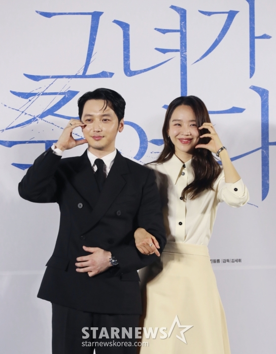 배우 변요한, 신혜선이 17일 오후 서울 서울 메가박스 성수점에서 진행된 영화 '그녀가 죽었다'(감독 김세휘) 제작발표회에 참석해 포즈를 취하고 있다. 훔쳐보기가 취미인 공인중개사 정태(변요한)가 자신이 관찰하던 인플루언서 소라(신혜선)를 죽였다는 누명을 벗기 위해 벌이는 분투를 그린 영화 '그녀가 죽었다'는 오는 5월 개봉 예정이다. /2024.04.17 /사진=이동훈