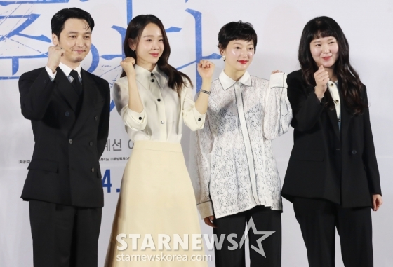 배우 변요한, 신혜선, 이엘, 김세휘 감독이 17일 오후 서울 서울 메가박스 성수점에서 진행된 영화 '그녀가 죽었다'(감독 김세휘) 제작발표회에 참석해 포즈를 취하고 있다. 훔쳐보기가 취미인 공인중개사 정태(변요한)가 자신이 관찰하던 인플루언서 소라(신혜선)를 죽였다는 누명을 벗기 위해 벌이는 분투를 그린 영화 '그녀가 죽었다'는 오는 5월 개봉 예정이다. /2024.04.17 /사진=이동훈