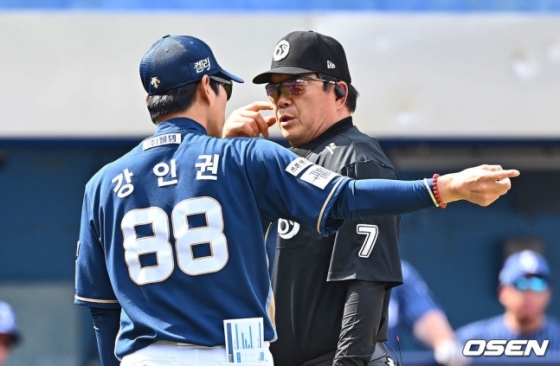 강인권 NC 다이노스 감독(왼쪽)이 14일 대구 삼성라이온즈파크에서 열린 삼성 라이온즈와 2024 신한 SOL뱅크 KBO리그 경기 3회말 2사 2루에서 나온 ABS 관련 항의를 하고 있다.