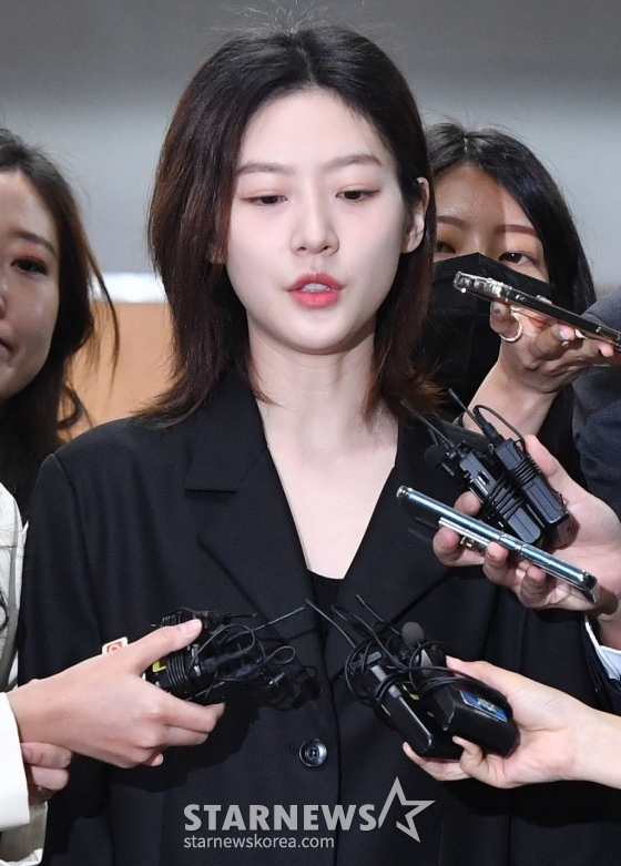 음주운전 사고로 물의를 일으킨 배우 김새론이 5일 오전 서울 서초구 중앙지방법원에서 열린 1심 선고공판을 마친 뒤 법원을 나서고 있다. /2023.04.05
