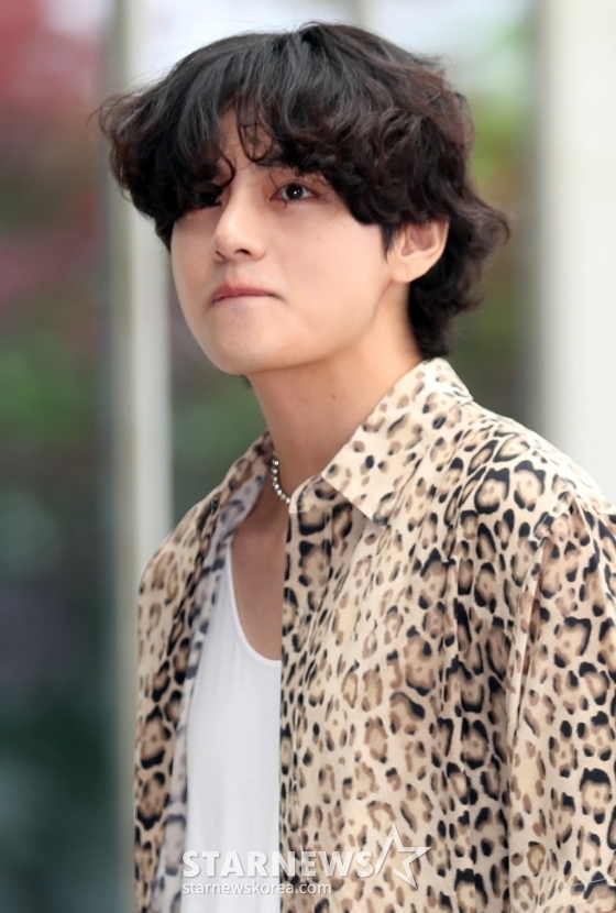 그룹 방탄소년단 뷔가 셀린느(CELINE) 남성 여름 2023 패션쇼에 참석하기 위해 프랑스 파리로 24일 오전 서울 강서구 김포국제공항 비지니스센터를 통해 출국하고 있다. 2022.06.24