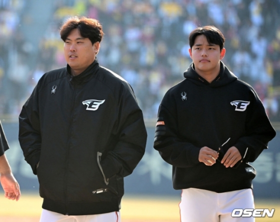문동주(오른쪽)와 류현진.