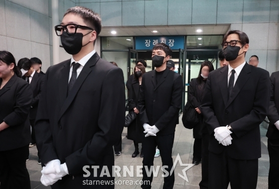 (서울=뉴스1) 김성진 기자 = 17일 오전 서울 송파구 서울아산병원 장례식장에서 ‘슈퍼스타K2’ 출신 가수 고(故) 박보람의 발인이 엄수된 가운데 가수 위너 강승윤(왼쪽부터), 로이킴, 박재정이 애도하고 있다. 故 박보람은 지난 11일 오후 9시 55분께 지인들과 모임 중 화장실에서 쓰러진 상태로 발견돼 병원으로 옮겨졌으나 향년 30세의 나이로 숨졌다. 2024.4.17/뉴스1 Copyright (C) 뉴스1. All rights reserved. 무단 전재 및 재배포, AI학습 이용 금지. /사진=(서울=뉴스1) 김성진 기자