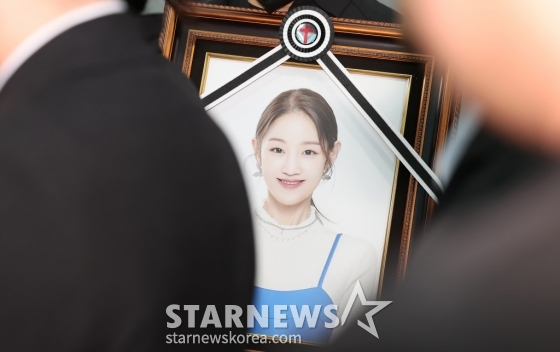 (서울=뉴스1) 김성진 기자 = 17일 오전 서울 송파구 서울아산병원 장례식장에서 ‘슈퍼스타K2’ 출신 가수 고(故) 박보람의 발인이 엄수되고 있다. 故 박보람은 지난 11일 오후 9시 55분께 지인들과 모임 중 화장실에서 쓰러진 상태로 발견돼 병원으로 옮겨졌으나 향년 30세의 나이로 숨졌다. 2024.4.17/뉴스1 Copyright (C) 뉴스1. All rights reserved. 무단 전재 및 재배포, AI학습 이용 금지. /사진=(서울=뉴스1) 김성진 기자