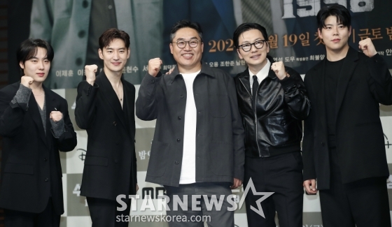 (서울=뉴스1) 권현진 기자 = 배우 윤현수(왼쪽부터)와 이제훈, 김성훈 감독, 이동휘, 윤현수가 18일 오후 서울 마포구 MBC신사옥 골든마우스홀에서 진행된 MBC 금토드라마 ‘수사반장 1958’ 제작발표회에서 포즈를 취하고 있다.  ‘수사반장 1958’은 1958년을 배경으로 박영한 형사(이제훈 분)가 개성 넘치는 동료 3인방과 한 팀으로 뭉쳐 부패 권력의 비상식을 상식으로 깨부수며 민중을 위한 형사로 거듭나는 이야기를 그린 드라마다. 2024.4.18/뉴스1  Copyright (C) 뉴스1. All rights re /사진=(서울=뉴스1) 권현진 기자