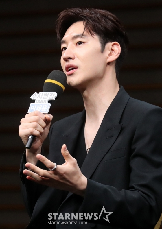 배우 이제훈이 18일 오후 서울 상암 MBC에서 열린 MBC 새 금토드라마 '수사반장 1958' 제작발표회에 참석해 취재진의 질문에 답하고 있다.  '수사반장 1958' 은 야만의 시대, 소도둑 검거 전문 박영한 형사가 개성 넘치는 동료 3인방과 한 팀으로 뭉쳐 부패 권력의 비상식을 상식으로 깨부수며 민중을 위한 형사로 거듭나는 이야기를 그린 드라마로 오는 19일 첫 방송된다. 2024.04.18 /사진=임성균