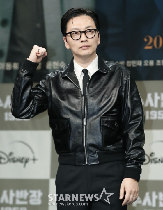 (서울=뉴스1) 권현진 기자 = 배우 이동휘가 18일 오후 서울 마포구 MBC신사옥 골든마우스홀에서 진행된 MBC 금토드라마 ‘수사반장 1958’ 제작발표회에서 포즈를 취하고 있다.  ‘수사반장 1958’은 1958년을 배경으로 박영한 형사(이제훈 분)가 개성 넘치는 동료 3인방과 한 팀으로 뭉쳐 부패 권력의 비상식을 상식으로 깨부수며 민중을 위한 형사로 거듭나는 이야기를 그린 드라마다. 2024.4.18/뉴스1  Copyright (C) 뉴스1. All rights reserved. 무단 전재 및 재배포,  AI학습 이용 금 /사진=(서울=뉴스1) 권현진 기자
