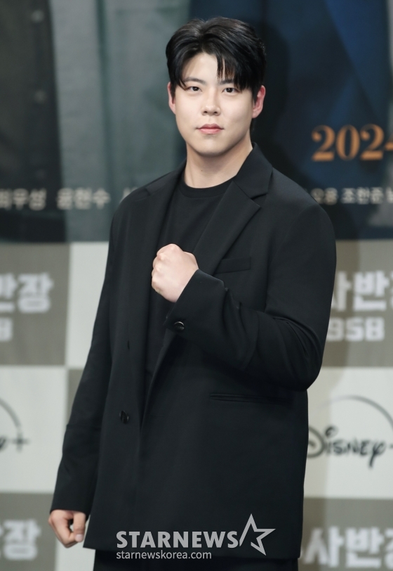 (서울=뉴스1) 권현진 기자 = 배우 최우성이 18일 오후 서울 마포구 MBC신사옥 골든마우스홀에서 진행된 MBC 금토드라마 ‘수사반장 1958’ 제작발표회에서 포즈를 취하고 있다.  ‘수사반장 1958’은 1958년을 배경으로 박영한 형사(이제훈 분)가 개성 넘치는 동료 3인방과 한 팀으로 뭉쳐 부패 권력의 비상식을 상식으로 깨부수며 민중을 위한 형사로 거듭나는 이야기를 그린 드라마다. 2024.4.18/뉴스1  Copyright (C) 뉴스1. All rights reserved. 무단 전재 및 재배포,  AI학습 이용 금 /사진=(서울=뉴스1) 권현진 기자