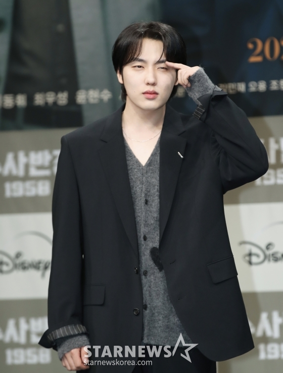 (서울=뉴스1) 권현진 기자 = 배우 윤현수가 18일 오후 서울 마포구 MBC신사옥 골든마우스홀에서 진행된 MBC 금토드라마 ‘수사반장 1958’ 제작발표회에서 포즈를 취하고 있다.  ‘수사반장 1958’은 1958년을 배경으로 박영한 형사(이제훈 분)가 개성 넘치는 동료 3인방과 한 팀으로 뭉쳐 부패 권력의 비상식을 상식으로 깨부수며 민중을 위한 형사로 거듭나는 이야기를 그린 드라마다. 2024.4.18/뉴스1  Copyright (C) 뉴스1. All rights reserved. 무단 전재 및 재배포,  AI학습 이용 /사진=(서울=뉴스1) 권현진 기자