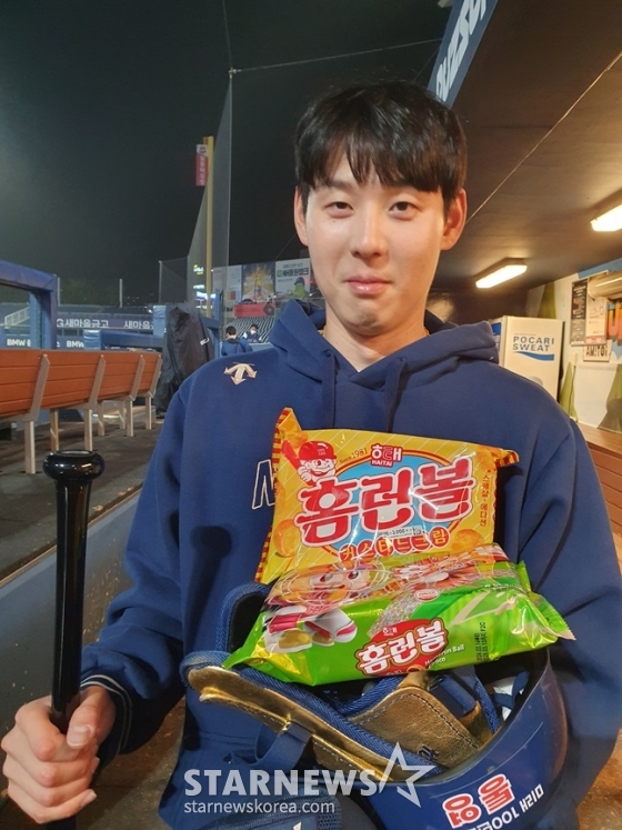 NC 김성욱이 17일 경기 종료 후 팬이 준 과자 선물을 들고 포즈를 취하고 있다. /사진=양정웅 기자