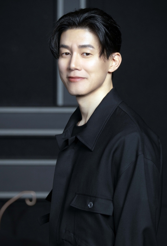 배우 김무열이 18일 오전 영화 '범죄도시4' 인터뷰에 앞서 포즈를 취하고 있다.   '범죄도시4'는 괴물형사 '마석도'(마동석 분)가 대규모 온라인 불법 도박 조직을 움직이는 특수부대 용병 출신의 빌런 '백창기'(김무열 분)와 IT 업계 천재 CEO '장동철'(이동휘 분)에 맞서 다시 돌아온 '장이수'(박지환 분), 광수대&사이버팀과 함께 펼치는 범죄 소탕 작전을 그린 영화로 오는 24일 개봉 예정이다. 2024.04.2 /사진=임성균