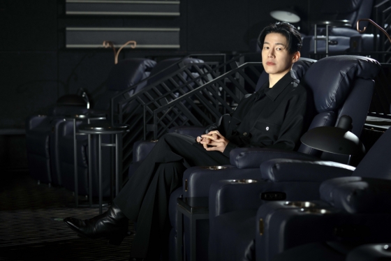 배우 김무열이 18일 오전 영화 '범죄도시4' 인터뷰에 앞서 포즈를 취하고 있다.   '범죄도시4'는 괴물형사 '마석도'(마동석 분)가 대규모 온라인 불법 도박 조직을 움직이는 특수부대 용병 출신의 빌런 '백창기'(김무열 분)와 IT 업계 천재 CEO '장동철'(이동휘 분)에 맞서 다시 돌아온 '장이수'(박지환 분), 광수대&사이버팀과 함께 펼치는 범죄 소탕 작전을 그린 영화로 오는 24일 개봉 예정이다. 2024.04.2 /사진=임성균