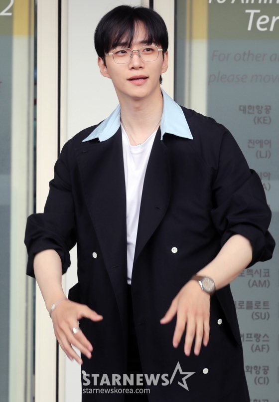 가수 겸 배우 이준호가 2024 워치스 앤 원더스 제네바(Watches&Wonders Geneva) 행사에 피아제 앰버서더로서 참석하기 위해 10일 오전 인천국제공항을 통해 출국하고 있다. 2024.04.10 /사진=임성균