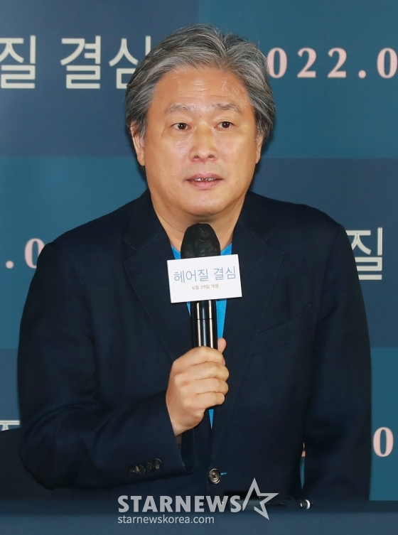 박찬욱 감독이 21일 오후 서울 CGV 용산아이파크몰에서 진행된 영화 '헤어질 결심'(감독 박찬욱) 언론시사회에 참석해 질문에 답하고 있다. 산에서 벌어진 변사 사건을 수사하게 된 형사 해준(박해일 분)이 사망자의 아내 서래(탕웨이 분)를 만나고 의심과 관심을 동시에 느끼며 시작되는 이야기를 그린 영화 ‘헤어질 결심’은 오는 29일 개봉된다. /2022.06.21
