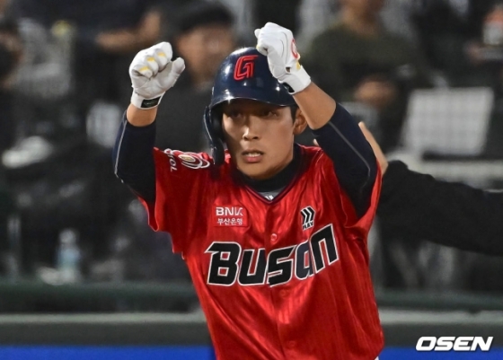 황성빈이 19일 사직 KT전에서 7회 적시 3루타를 친 뒤 세리머니를 펼치고 있다.