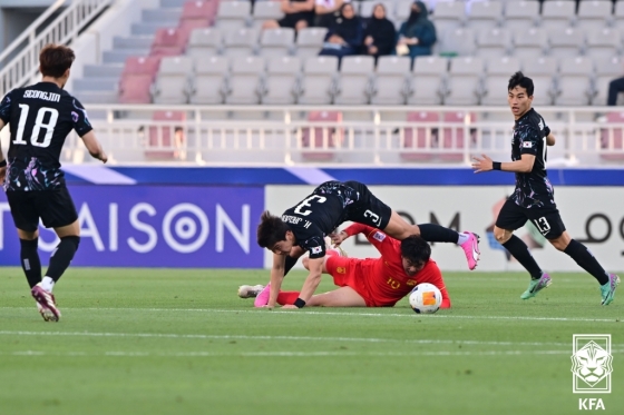 중국 선수 태클에 넘어지는 황재원. /사진제공=대한축구협회(KFA)