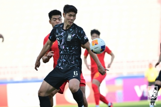 볼을 노려보는 이영준. /사진=대한축구협회