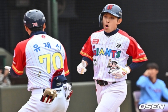 롯데 자이언츠와 KT 위즈가 21일 부산 사직야구장에서 2024 신한 SOL 뱅크 KBO 리그 더블헤더를 치른다.황성빈(오른쪽)이 5회 솔로포를 친 뒤 기뻐하고 있다.