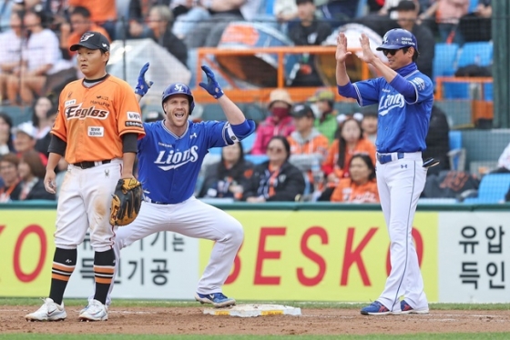 삼성 라이온즈 데이비드 맥키넌(가운데)이 21일 대전 한화생명이글스파크에서 열린 한화 이글스와 2024 신한 SOL뱅크 KBO리그 방문경기에서 7회초 동점 적시타를 날린 뒤 세리머니를 하고 있다. /사진=삼성 라이온즈