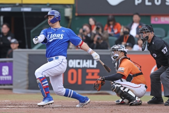 삼성 라이온즈 강민호가 21일 대전 한화생명이글스파크에서 열린 한화 이글스와 2024 신한 SOL뱅크 KBO리그 방문경기에서 7회초 대타로 출전해 쐐기 적시타를 날리고 있다. /사진=삼성 라이온즈