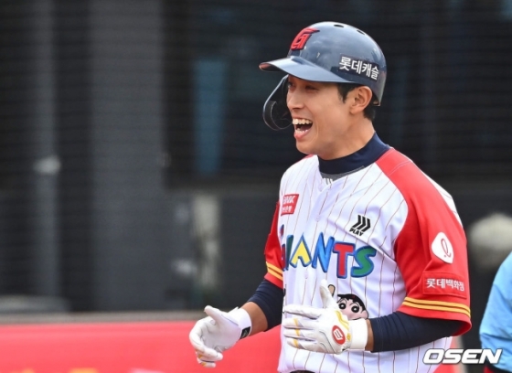 롯데 황성빈이 21일 사직 KT와 더블헤더 1차전에서 5회말 1사 후 우월 솔로 홈런을 친 뒤 기뻐하고 있다.