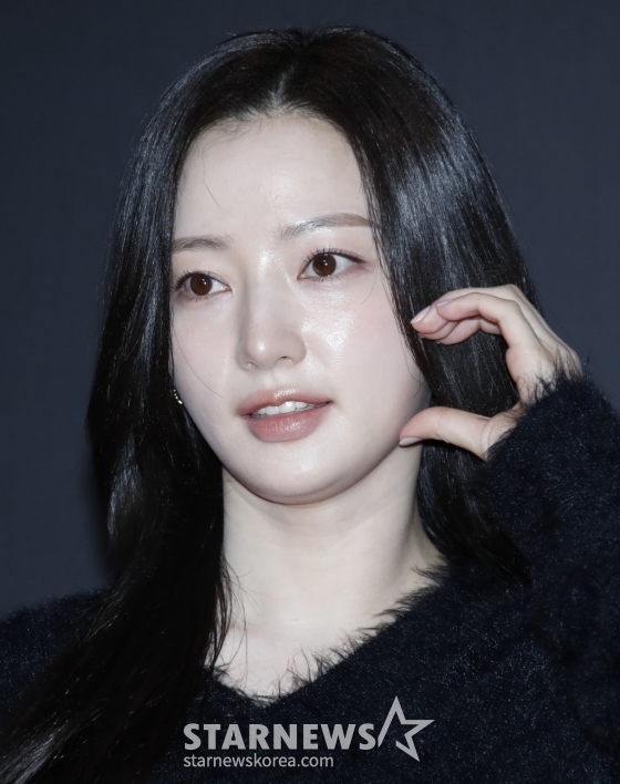 (서울=뉴스1) 권현진 기자 = 배우 송하윤이 28일 오후 서울 강남구 CGV청담 씨네시티에서 열린 영화 ‘패스트 라이브즈’ 스크리닝 나잇 포토콜에서 포즈를 취하고 있다. ‘패스트 라이브즈’는 서울에서 어린 시절을 보낸 첫사랑 나영(그레타 리 분)과 해성(유태오 분)이 24년 만에 뉴욕에서 다시 만나 그들의 인연을 돌아보는 운명적인 이야기다. 유수 영화제 67관왕을 비롯해 제96회 영국 아카데미 시상식 작품상과 각본상 후보에 올라 화제를 모은 바 있다. 2024.2.28/뉴스1 Copyright (C) 뉴스1. All /사진=(서울=뉴스1) 권현진 기자