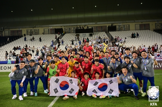 황선홍 감독이 이끄는 U-23 축구대표팀이 지난 22일 오후 10시(한국시각) 카타르 알라이얀의 자심 빈 하마드 스타디움에서 열린 일본과의 '2024 아시아축구연맹(AFC) U-23 아시안컵' 조별리그 B조 최종 3차전에서 1-0 승리 후 기뻐하고 있다. /사진=대한축구협회