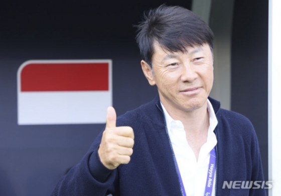 신태용 감독이 지난 1월 28일(현지시간) 카타르 도하 자심 빈 하마드 스타디움에서 열린 2023 아시아축구연맹(AFC) 카타르 아시안컵 16강전 호주 대 인도네시아의 경기 시작 전 엄지를 들어 보이고 있다. /사진=뉴시스