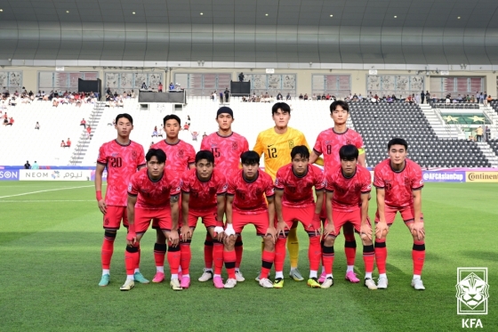 한국 23세 이하(U-23) 축구대표팀이 지난 22일(한국시각) 카타르 알라이얀의 자심 빈 하마드 스타디움에서 열린 일본과의 '2024 아시아축구연맹(AFC) U-23 아시안컵' 조별리그 B조 최종 3차전에서 경기 전 기념촬영을 하고 있다. /사진=대한축구협회 제공