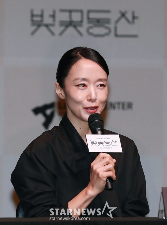 배우 전도연이 23일 오후 서울 강서구 LG아트센터에서 진행된 연극 '벚꽃동산' 제작발표회에 참석해 질문에 답하고 있다. /2024.04.23 /사진=이동훈