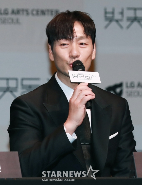 배우 박해수가 23일 오후 서울 강서구 LG아트센터에서 진행된 연극 '벚꽃동산' 제작발표회에 참석해 질문에 답하고 있다. /2024.04.23 /사진=이동훈