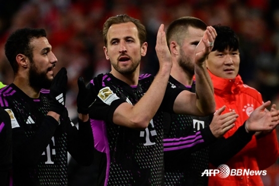 해리 케인(가운데)이 21일(한국시간) 독일 베를린의 슈타디온 안 데어 알텐 푀르스테라이에서 열린 바이에른 뮌헨 대 우니온 베를린과 '2023~2024시즌 독일 분데스리가' 30라운드 원정에서 5-1로 승리한 뒤 팬들을 향해 박수를 보내고 있다./AFPBBNews=뉴스1