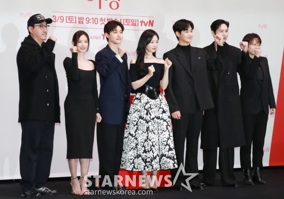 장영우 감독, 배우 이주빈, 곽동연, 김지원, 김수현, 박성훈, 김희원 감독이 7일 오전 서울 라마다신도림 호텔에서 진행된 tvN 토일드라마 '눈물의 여왕' 제작발표회에 참석해 포즈를 취하고 있다. 퀸즈 그룹 재벌 3세인 '백화점의 여왕' 홍해인과 용두리 이장 아들인 '슈퍼마켓 왕자' 백현우 3년차 부부의 아찔한 위기와 기적처럼 다시 시작되는 사랑 이야기 '눈물의 여왕'은 오는 9일 첫 방송된다. /2024.03.07 /사진=이동훈