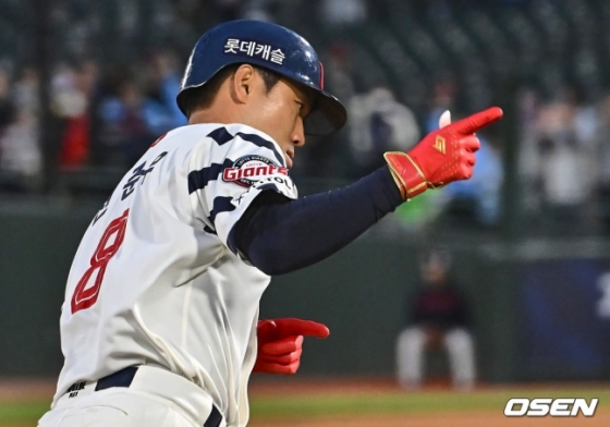 롯데 전준우가 23일 사직 SSG전에서 1회 말 개인 통산 200호 홈런을 터트리고 세리머니를 하고 있다.