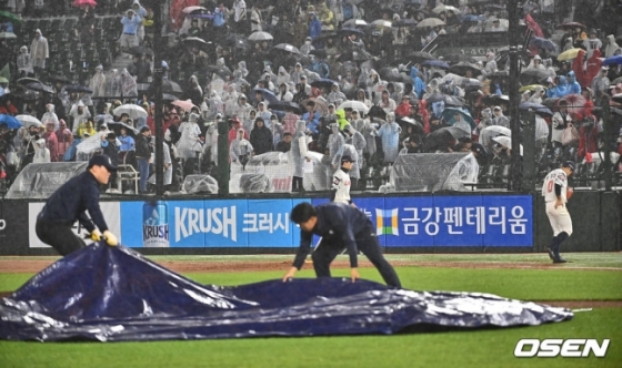 23일 사직 SSG-롯데전에서 비가 내리고 있다.