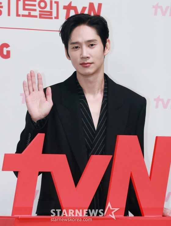 배우 박성훈이 7일 오전 서울 라마다신도림 호텔에서 진행된 tvN 토일드라마 '눈물의 여왕' 제작발표회에 참석해 포즈를 취하고 있다. 퀸즈 그룹 재벌 3세인 '백화점의 여왕' 홍해인과 용두리 이장 아들인 '슈퍼마켓 왕자' 백현우 3년차 부부의 아찔한 위기와 기적처럼 다시 시작되는 사랑 이야기 '눈물의 여왕'은 오는 9일 첫 방송된다. /2024.03.07 /사진=이동훈