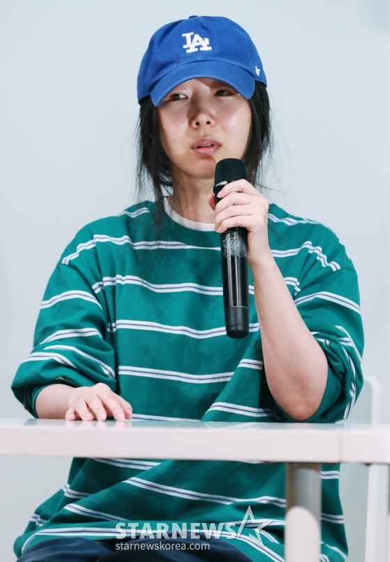 하이브와 대립하고 있는 민희진 어도어 대표가 25일 오후 서울 강남구 한국컨퍼런스센터 대강당에서 진행된 긴급 기자회견에서 질문에 답하고 있다. /2024.04.25 /사진=이동훈