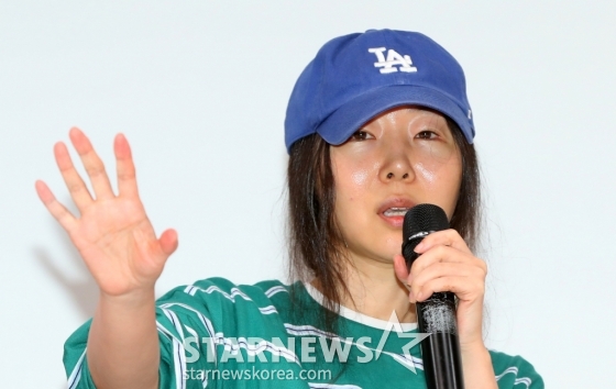 [서울=뉴시스] 김혜진 기자 = 민희진 어도어 대표가 25일 오후 서울 강남구 한국컨퍼런스센터에서 열린 긴급 기자회견에서 입장을 말하고 있다. 하이브는 22일 민희진 대표 등이 경영권 탈취 시도를 했다며 전격 감사에 착수한 것으로 알려졌다. 민 대표는 하이브의 또 다른 산하 레이블인 빌리프랩의 걸그룹 아일릿이 뉴진스를 카피했다는 공식입장으로 맞받아쳤다. 2024.04.25. jini@newsis.com /사진=김혜진