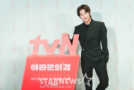 배우 이준기가 5일 오후 온라인으로 진행된 tvN 토일드라마 '아라문의 검' 제작발표회에서 포즈를 취하고 있다. 태고의 땅 아스에서 서로 다른 전설을 써가는 타곤, 은섬, 탄야, 태알하의 운명적인 이야기 '아라문의 검'은 9알 첫 방송된다. /사진제공=CJENM 2023.09.05 /사진=이동훈