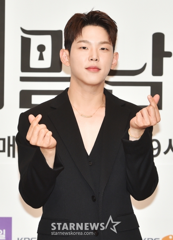 가수 폴킴이  26일 오후 온라인 생중계로 진행된 KBS Joy 새 예능 '비밀남녀' 제작발표회에 참석해 포즈를 취하고 있다.  각자 다양한 사연과 상처를 가진 남녀가 진실한 사랑을 찾는 연애 리얼리티 프로그램 '비밀남녀'는 오늘(26일) 첫 방송된다. /사진제공=KBS Joy 2022.07.26