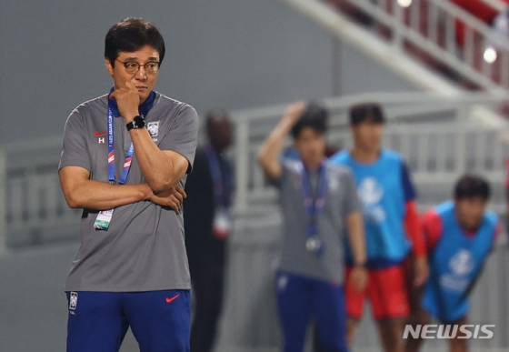 카타르 도하 압둘라 빈 칼리파 스타디움에서 열린 2024 아시아축구연맹(AFC) U-23 아시안컵 8강전 대한민국과 인도네시아의 경기, 한국 황선홍 감독이 경기를 지켜보고 있다. /사진제공=뉴시스
